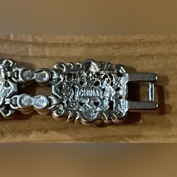 Camrose and Kross: J.B.K faux pearls silver tone square multi stones bracelet. - Picture 9 of 11